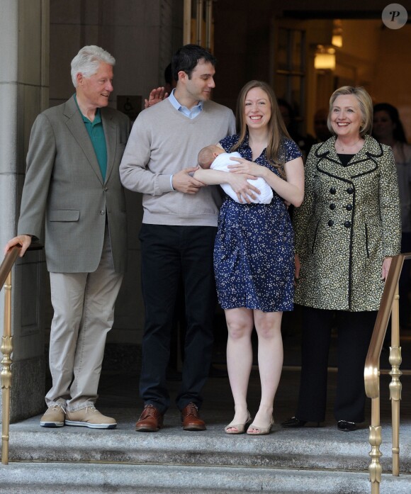 Chelsea Clinton à la sortie du Lenox Hill Hospital avec son nouveau_né Aidan, son mari Marc Mezvinsky et ses parents Hillary et Bill Clinton à New York, le 20 juin 2016.