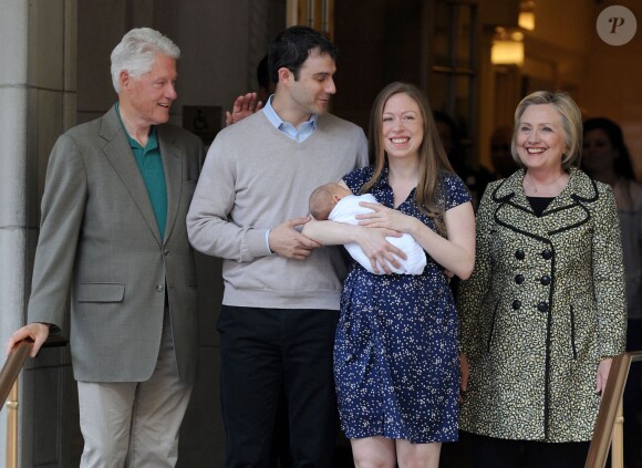 Chelsea Clinton à la sortie du Lenox Hill Hospital avec son nouveau_né Aidan, son mari Marc Mezvinsky et ses parents Hillary et Bill Clinton à New York, le 20 juin 2016.