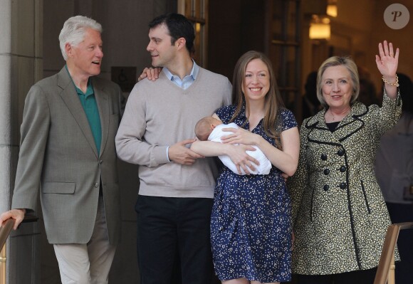 Chelsea Clinton à la sortie du Lenox Hill Hospital avec son nouveau_né Aidan, son mari Marc Mezvinsky et ses parents Hillary et Bill Clinton à New York, le 20 juin 2016.