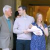 Chelsea Clinton à la sortie du Lenox Hill Hospital avec son nouveau_né Aidan, son mari Marc Mezvinsky et ses parents Hillary et Bill Clinton à New York, le 20 juin 2016.