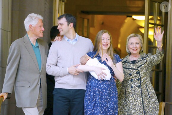 Chelsea Clinton à la sortie du Lenox Hill Hospital avec son nouveau_né Aidan, son mari Marc Mezvinsky et ses parents Hillary et Bill Clinton à New York, le 20 juin 2016.