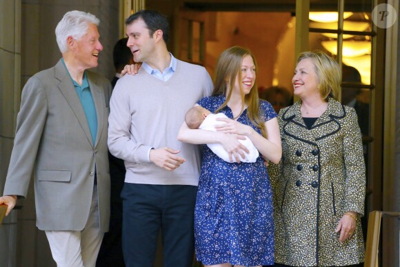Chelsea Clinton à la sortie du Lenox Hill Hospital avec son nouveau_né Aidan, son mari Marc Mezvinsky et ses parents Hillary et Bill Clinton à New York, le 20 juin 2016.