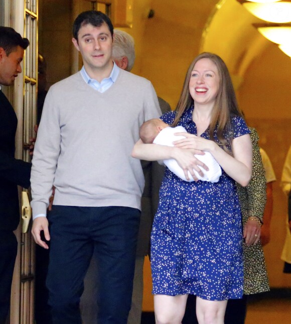 Chelsea Clinton à la sortie du Lenox Hill Hospital avec son nouveau_né Aidan, son mari Marc Mezvinsky et ses parents Hillary et Bill Clinton à New York, le 20 juin 2016.