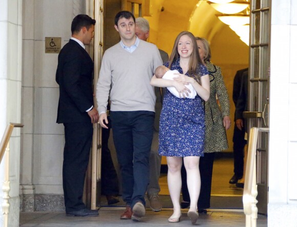Chelsea Clinton à la sortie du Lenox Hill Hospital avec son nouveau_né Aidan, son mari Marc Mezvinsky et ses parents Hillary et Bill Clinton à New York, le 20 juin 2016.