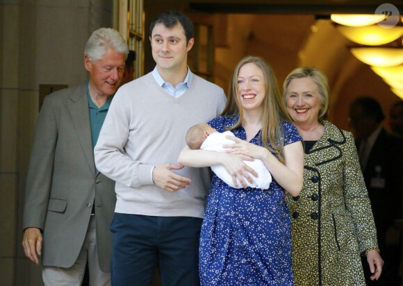 Chelsea Clinton à la sortie du Lenox Hill Hospital avec son nouveau_né Aidan, son mari Marc Mezvinsky et ses parents Hillary et Bill Clinton à New York, le 20 juin 2016.