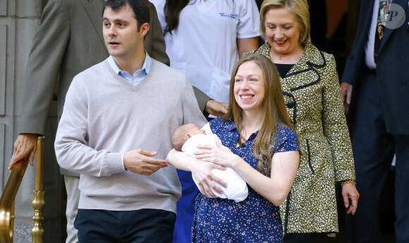 Chelsea Clinton à la sortie du Lenox Hill Hospital avec son nouveau_né Aidan, son mari Marc Mezvinsky et ses parents Hillary et Bill Clinton à New York, le 20 juin 2016.