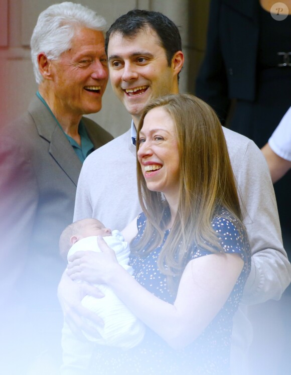 Chelsea Clinton à la sortie du Lenox Hill Hospital avec son nouveau_né Aidan, son mari Marc Mezvinsky et ses parents Hillary et Bill Clinton à New York, le 20 juin 2016.