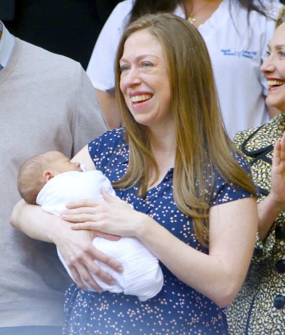Chelsea Clinton à la sortie du Lenox Hill Hospital avec son nouveau_né Aidan, son mari Marc Mezvinsky et ses parents Hillary et Bill Clinton à New York, le 20 juin 2016.
