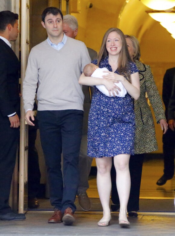 Chelsea Clinton à la sortie du Lenox Hill Hospital avec son nouveau_né Aidan, son mari Marc Mezvinsky et ses parents Hillary et Bill Clinton à New York, le 20 juin 2016.