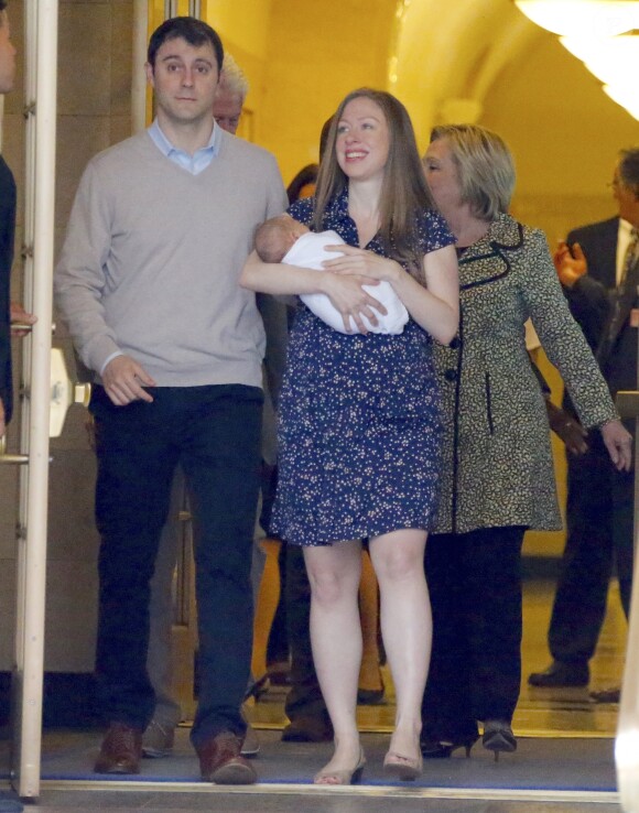 Chelsea Clinton à la sortie du Lenox Hill Hospital avec son nouveau_né Aidan, son mari Marc Mezvinsky et ses parents Hillary et Bill Clinton à New York, le 20 juin 2016.