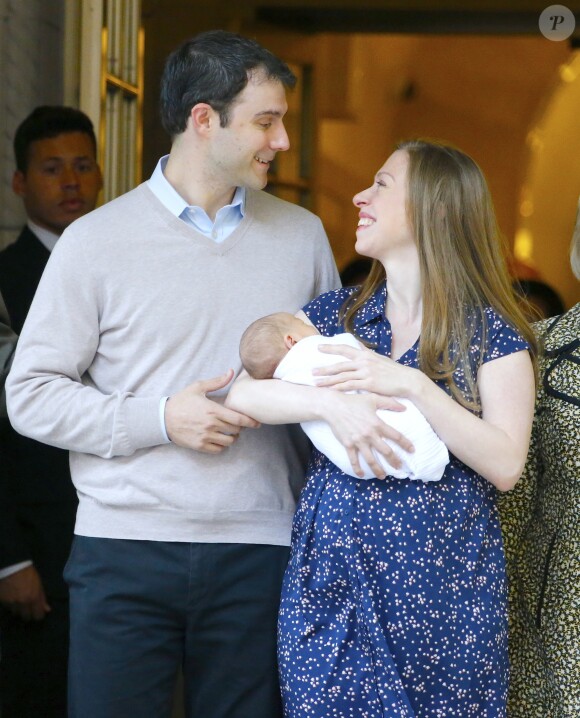 Chelsea Clinton à la sortie du Lenox Hill Hospital avec son nouveau_né Aidan, son mari Marc Mezvinsky et ses parents Hillary et Bill Clinton à New York, le 20 juin 2016.