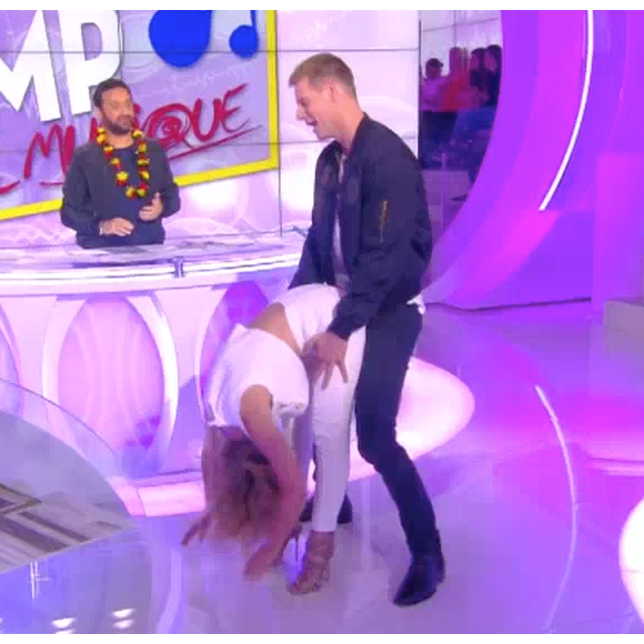 Enora Malagré dévoile un sexy booty shake, Isabelle Morini-Bosc sa culotte - Emission "Touche pas à mon poste" sur D8. Le 22 juin 2016.