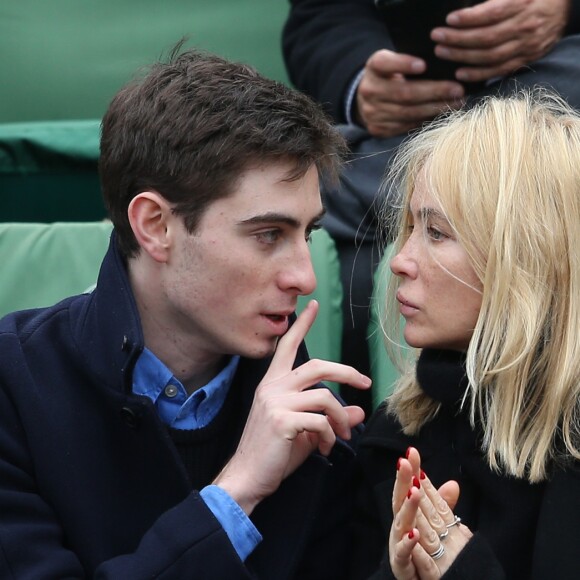 Emmanuelle Béart et son fils Johan Moreau - People dans les tribunes des internationaux de France de Roland Garros à Paris le 3 juin 2016. © Cyril Moreau / Bestimage