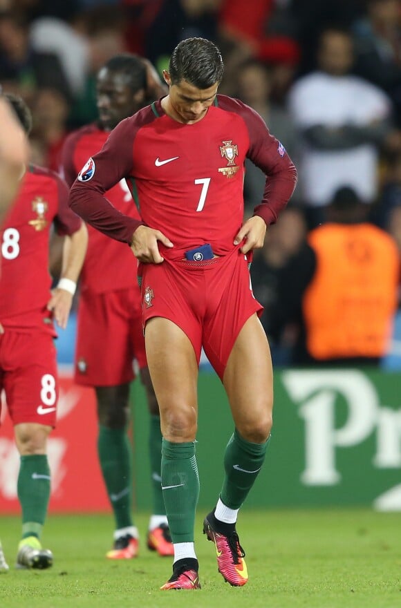 Cristiano Ronaldo est frustré (tire son short) après le match Portugal - Autriche pendant l'UEFA Euro 2016 au Parc des Princes à Paris, le 18 juin 2016.