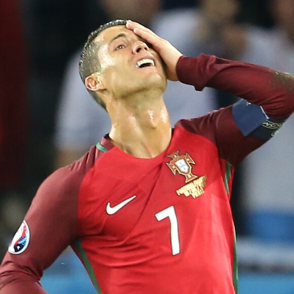 Cristiano Ronaldo manque une occasion de but pendant l'UEFA Euro 2016 de football match Portugal contre l'Autriche au Parc des Princes à Paris, le 18 juin 2016.