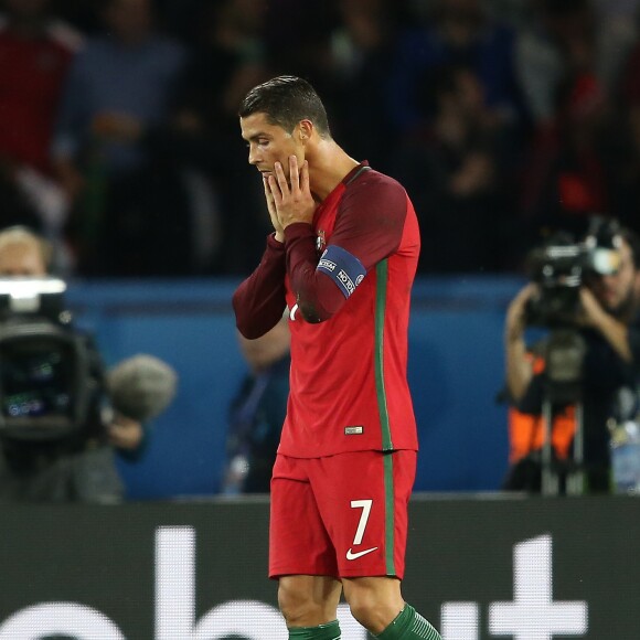 Cristiano Ronaldo manque une occasion de but pendant l'UEFA Euro 2016 de football match Portugal contre l'Autriche au Parc des Princes à Paris, le 18 juin 2016.