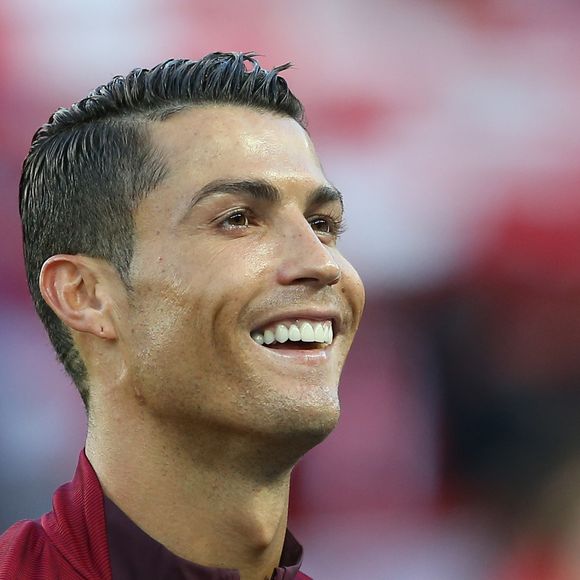 Cristiano Ronaldo avant le coup d'envoi de l'UEFA Euro 2016 de football match Portugal contre l'Autriche au Parc des Princes à Paris, le 18 juin 2016.