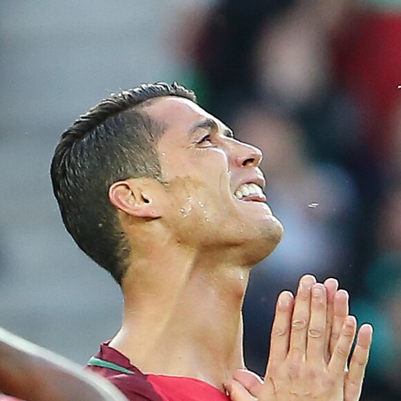 Cristiano Ronaldo manque une occasion de but pendant l'UEFA Euro 2016 de football match Portugal contre l'Autriche au Parc des Princes à Paris, le 18 juin 2016.