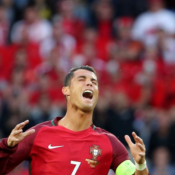 Cristiano Ronaldo manque une occasion de but pendant l'UEFA Euro 2016 de football match Portugal contre l'Autriche au Parc des Princes à Paris, le 18 juin 2016.
