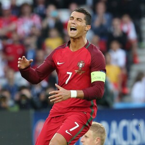 Cristiano Ronaldo manque une occasion de but pendant l'UEFA Euro 2016 de football match Portugal contre l'Autriche au Parc des Princes à Paris, le 18 juin 2016.