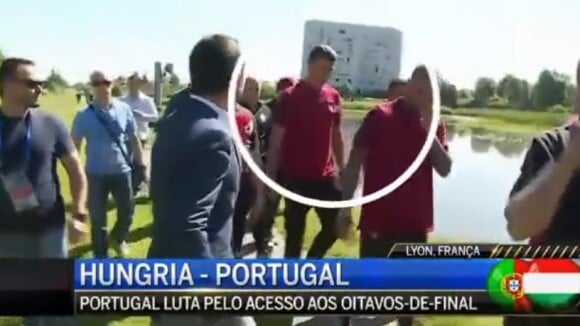 Cristiano Ronaldo : Sur les nerfs, il balance le micro d'un journaliste à l'eau