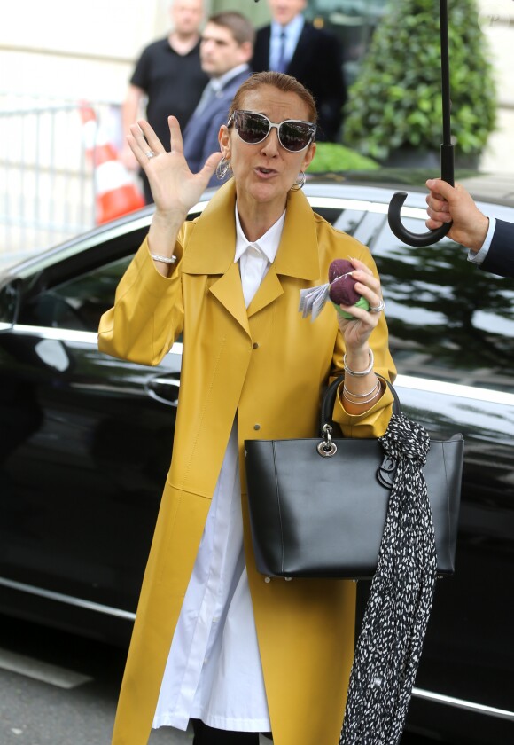 Céline Dion quitte son hôtel à Paris le 21 juin 2016.