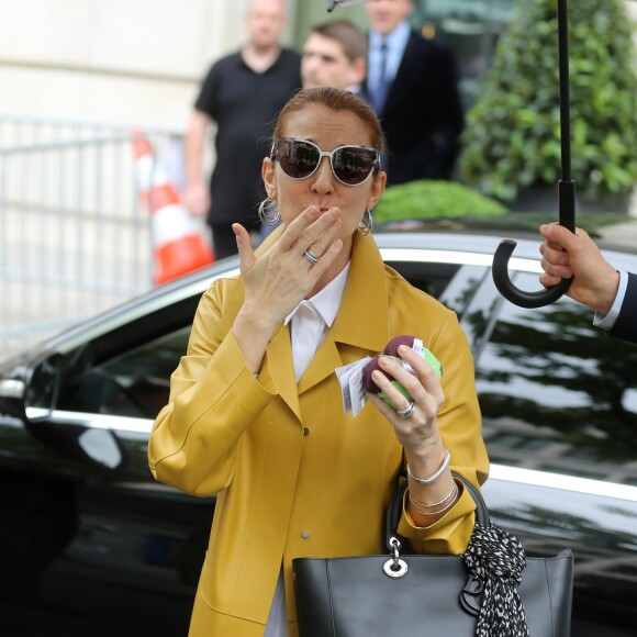 Céline Dion quitte son hôtel à Paris le 21 juin 2016.