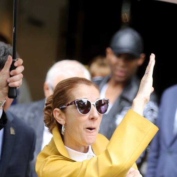 Céline Dion quitte son hôtel à Paris le 21 juin 2016.