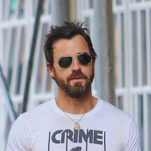 Justin Theroux porte un T-shirt Crime live at San Quentin prison, 1978, à New York le 23 juin 2016.