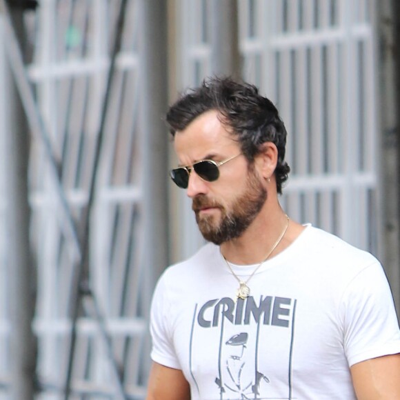 Justin Theroux porte un T-shirt Crime live at San Quentin prison, 1978, à New York le 23 juin 2016.