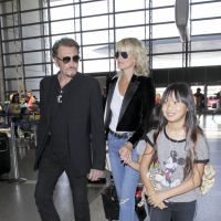 Johnny Hallyday avec Laeticia et ses filles : Retour stylé dans la capitale !