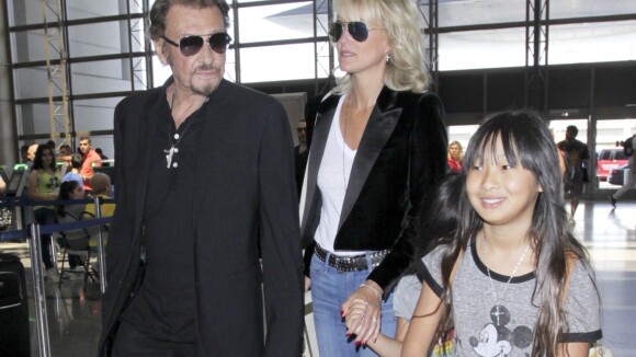 Johnny Hallyday avec Laeticia et ses filles : Retour stylé dans la capitale !