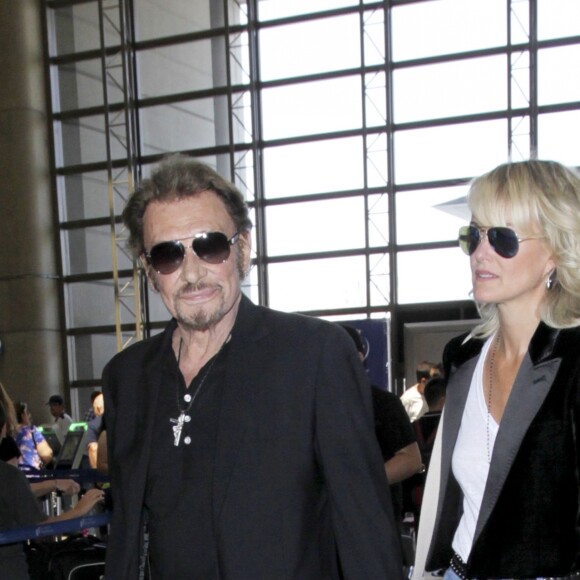 Johnny Hallyday avec sa femme Laeticia et ses enfants Jade et Joy en partance pour Paris arrivent à l'aéroport Lax de Los Angeles le 25 juin 2016.