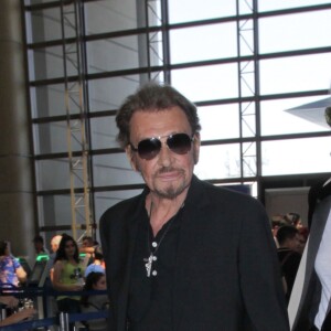 Johnny Hallyday avec sa femme Laeticia et ses enfants Jade et Joy en partance pour Paris arrivent à l'aéroport Lax de Los Angeles le 25 juin 2016.