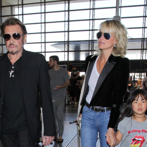 Johnny Hallyday avec sa femme Laeticia et ses enfants Jade et Joy en partance pour Paris arrivent à l'aéroport Lax de Los Angeles le 25 juin 2016.