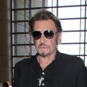 Johnny Hallyday avec sa femme Laeticia et ses enfants Jade et Joy en partance pour Paris arrivent à l'aéroport Lax de Los Angeles le 25 juin 2016.