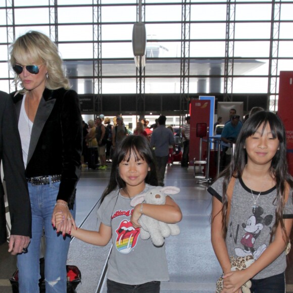 Johnny Hallyday avec sa femme Laeticia et ses enfants Jade et Joy en partance pour Paris arrivent à l'aéroport Lax de Los Angeles le 25 juin 2016.