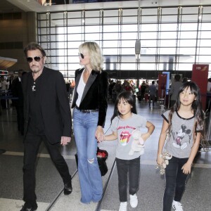 Johnny Hallyday avec sa femme Laeticia et ses enfants Jade et Joy en partance pour Paris arrivent à l'aéroport Lax de Los Angeles le 25 juin 2016.