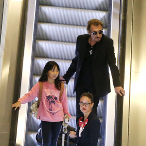 Johnny Hallyday avec sa femme Laeticia, ses enfants Jade et Joy ainsi que la grand-mère de Laeticia Elyette Boudou arrivent à l'aéroport de Roissy en provenance de Los Angeles, le 26 juin 2016.