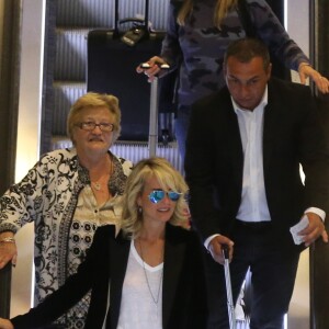 Johnny Hallyday avec sa femme Laeticia, ses enfants Jade et Joy ainsi que la grand-mère de Laeticia Elyette Boudou arrivent à l'aéroport de Roissy en provenance de Los Angeles, le 26 juin 2016.