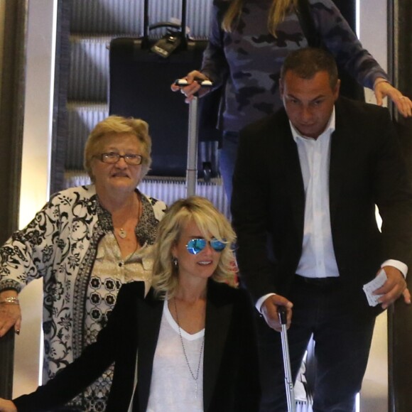 Johnny Hallyday avec sa femme Laeticia, ses enfants Jade et Joy ainsi que la grand-mère de Laeticia Elyette Boudou arrivent à l'aéroport de Roissy en provenance de Los Angeles, le 26 juin 2016.