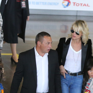 Johnny Hallyday avec sa femme Laeticia, ses enfants Jade et Joy ainsi que la grand-mère de Laeticia Elyette Boudou arrivent à l'aéroport de Roissy en provenance de Los Angeles, le 26 juin 2016.