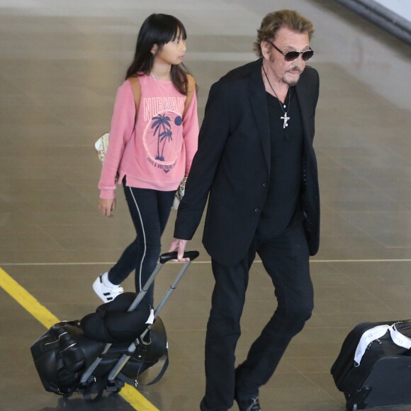 Johnny Hallyday avec sa femme Laeticia, ses enfants Jade et Joy ainsi que la grand-mère de Laeticia Elyette Boudou arrivent à l'aéroport de Roissy en provenance de Los Angeles, le 26 juin 2016.