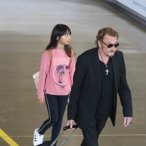 Johnny Hallyday avec sa femme Laeticia, ses enfants Jade et Joy ainsi que la grand-mère de Laeticia Elyette Boudou arrivent à l'aéroport de Roissy en provenance de Los Angeles, le 26 juin 2016.