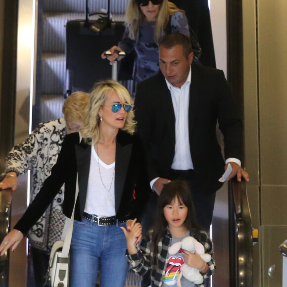 Johnny Hallyday avec sa femme Laeticia, ses enfants Jade et Joy ainsi que la grand-mère de Laeticia Elyette Boudou arrivent à l'aéroport de Roissy en provenance de Los Angeles, le 26 juin 2016.