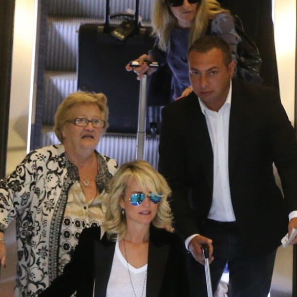 Johnny Hallyday avec sa femme Laeticia, ses enfants Jade et Joy ainsi que la grand-mère de Laeticia Elyette Boudou arrivent à l'aéroport de Roissy en provenance de Los Angeles, le 26 juin 2016.