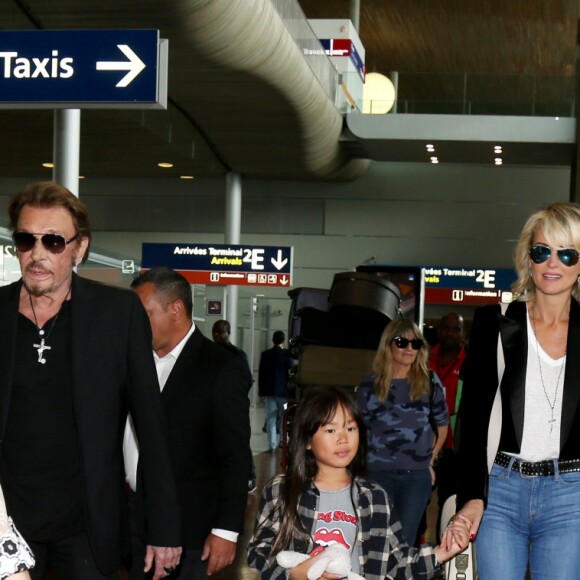 Johnny Hallyday avec sa femme Laeticia, ses enfants Jade et Joy ainsi que la grand-mère de Laeticia Elyette Boudou arrivent à l'aéroport de Roissy en provenance de Los Angeles, le 26 juin 2016.