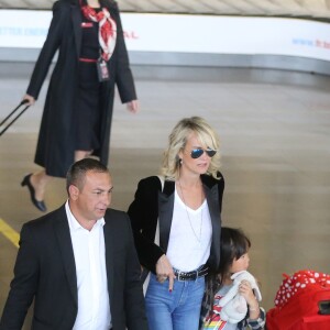 Johnny Hallyday avec sa femme Laeticia, ses enfants Jade et Joy ainsi que la grand-mère de Laeticia Elyette Boudou arrivent à l'aéroport de Roissy en provenance de Los Angeles, le 26 juin 2016.
