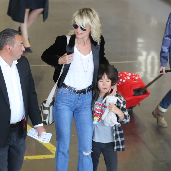 Johnny Hallyday avec sa femme Laeticia, ses enfants Jade et Joy ainsi que la grand-mère de Laeticia Elyette Boudou arrivent à l'aéroport de Roissy en provenance de Los Angeles, le 26 juin 2016.