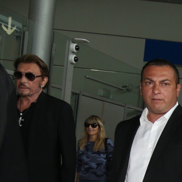 Johnny Hallyday avec sa femme Laeticia, ses enfants Jade et Joy ainsi que la grand-mère de Laeticia Elyette Boudou arrivent à l'aéroport de Roissy en provenance de Los Angeles, le 26 juin 2016.